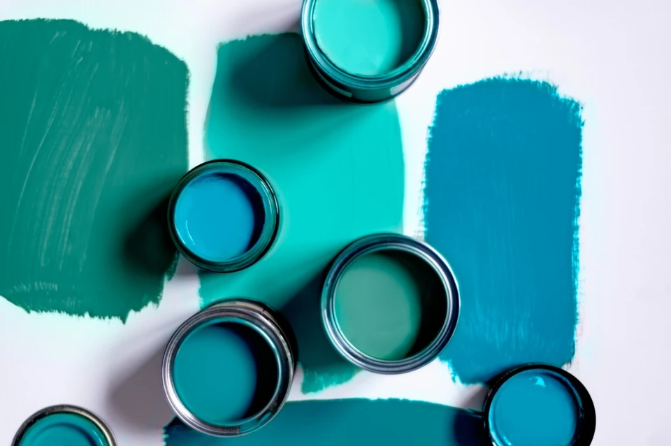 Petits échantillons de boîtes de peinture pendant la rénovation de la maison, processus de choix de la peinture pour les murs, différentes couleurs vertes et bleues, échantillons de couleurs sur fond