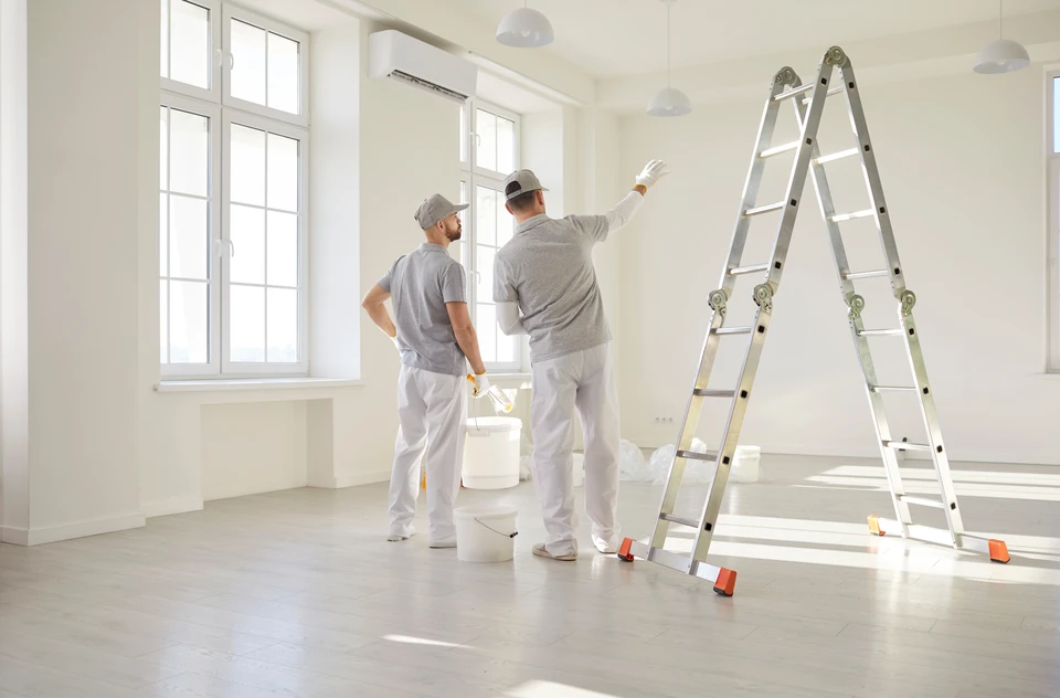 Architecte ou designer travaillant sur des plans d'aménagement intérieur, consultant des nuanciers de couleurs et échantillons de matériaux