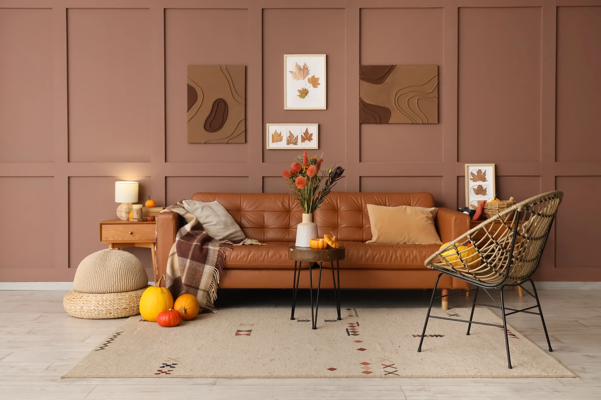 Photographie réaliste d'un intérieur d'habitation modern et lumineux avec des murs fraîchement peints dans une couleur chaleureuse (teinte beige, gris clair ou blanc pur selon le style). La pièce doit être aménagée et accueillante, montrant clairement le résultat final d'un travail de peinture de qualité, avec mise en avant de la propreté et de la finition des murs repeints. L'ambiance générale doit refléter le soin apporté au travail et transmettre une impression de transformation réussie de l'espace.