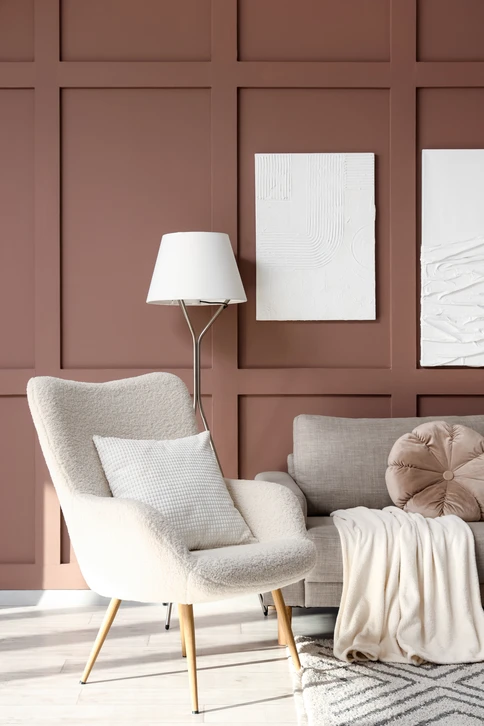 Scène d'intérieur avec une femme consultant des nuanciers de couleurs sur une table