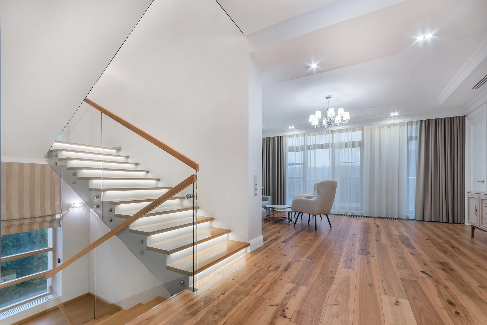 Texture de bois foncé avec veinage naturel prononcé, planches horizontales alignées présentant des motifs tourbillonnants caractéristiques