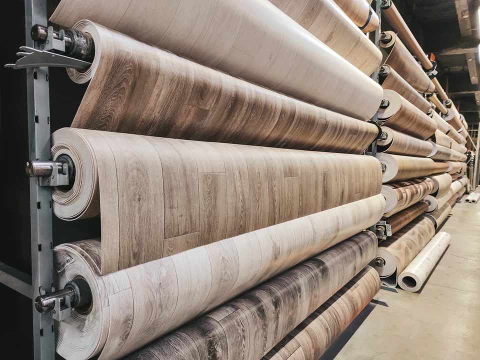 Des rouleaux de pellicule adhésive vinyle sont sur l'étagère du magasin